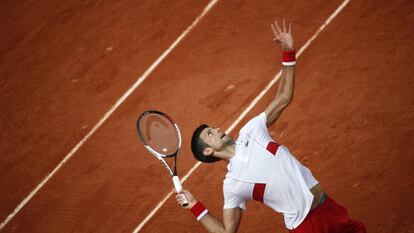 Djokovic sirve durante el partido contra Munar en Roland Garros.