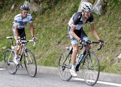 Andy Schleck y Contador, en pleno esfuerzo, durante la ascensión a Luz Ardiden.