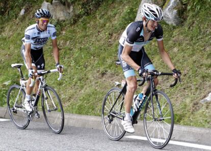 Andy Schleck y Contador, en pleno esfuerzo, durante la ascensión a Luz Ardiden.