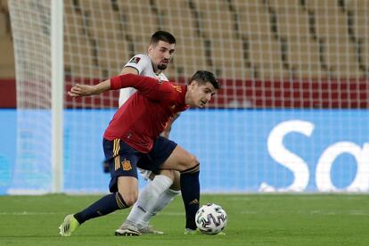 El delantero Álvaro Morata pelea un balón con el defensa de Kosovo Ibrahim Dresevic.