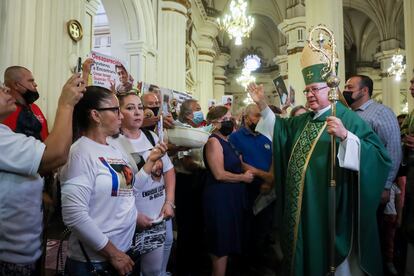 El cardenal de Jalisco Francisco Robles bendice a los asistentes a una misa en la Catedral de Guadalajara.