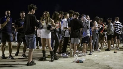 Botellón en la playa de Barcelona durante la tercera noche de su fiesta mayor, el pasado fin de semana.