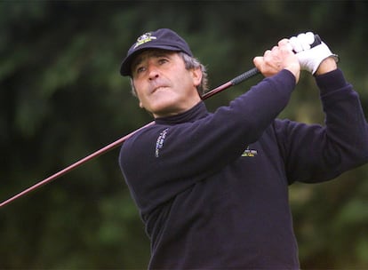 Severiano Ballesteros, capitán del equipo continental, tras un golpe en el torneo Seve Trophy, que enfrentó a Europa continental y Reino Unido junto a Irlanda, en Wicklow en 2002