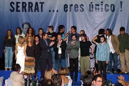 Serrat, entre Zapatero y Sabina, junto a los artistas que han colaborado en los dos volúmenes de <i>Eres único</i> recibe el aplauso del público de Florida Park.