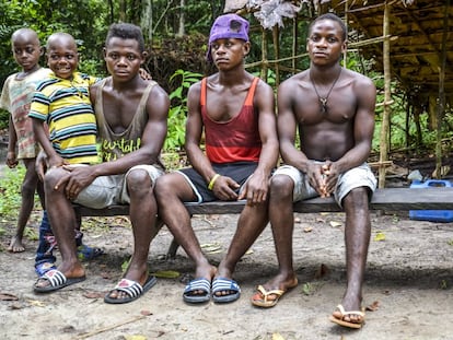 Los jóvenes del poblado pigmeo de Namikumbi (Camerún).