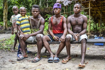 Los jóvenes del poblado pigmeo de Namikumbi (Camerún).