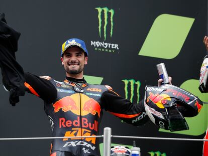 El piloto de MotoGP Miguel Oliveira celebra el podio tras ganar el GP de Montmeló 2021.