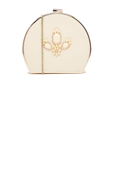 Clutch redondo blanco roto. Es el modelo 'Amelie' de Johnny Loves Rosie para Asos (82,99 euros).