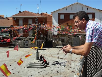 El actual alcalde de Fresnedillas de la Oliva, Jos&eacute; Dami&aacute;n de la Pe&ntilde;a, en el Ayuntamiento