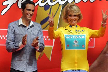 La presidenta regional, Esperanza Aguirre, con el maillot amarillo de Contador.