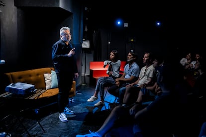 Cristián Alarcón, durante su disertación en la sala Timbre 4 de Madrid, este lunes. 