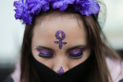 Una joven durante la protesta en el Día de Muertos contra la violencia de género y el feminicidio, en la Ciudad de México, el 2 de noviembre de 2020.