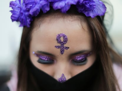 Una joven durante la protesta en el Día de Muertos contra la violencia de género y el feminicidio, en la Ciudad de México, el 2 de noviembre de 2020.