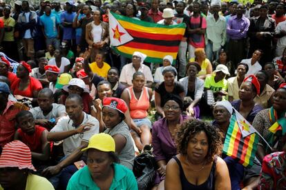 Un grupo de manifestantes protesta el 21 de noviembre frente al Parlamento de Zimbabue.