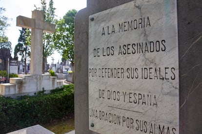Inscripción por los "asesinados por Dios y España" del mausoleo de los mártires.
