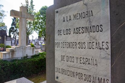 Inscripción por los "asesinados por Dios y España" del mausoleo de los mártires.