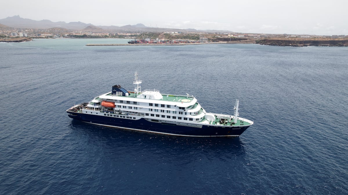 El crucero con los pasajeros confinados por hantavirus va rumbo a Canarias, mientras se pierde el rastro de otros 23