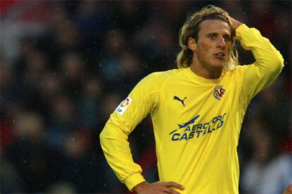 El uruguayo Forlan, del Villarreal, se lamenta de un fallo durante el encuentro contra el Racing.