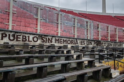 Memorial en el Estadio Nacional, lugar que funcionó como centro de detención, tortura y desaparición durante la dictadura de Pinochet, en Santiago, Chile. 

