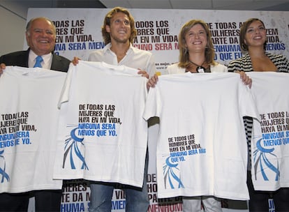 El secretario general iberoamericano, Enrique Iglesias; Diego Forlán; Bibiana Aído y Chenoa.