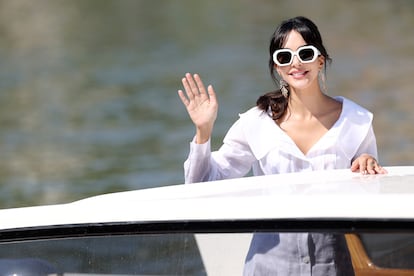 La actriz y presentadora Rocío Muñoz Morales, a su llegada al Hotel Excelsior durante el 81º festival de cine de Venecia.