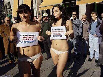 Desnudas para defender a los toros