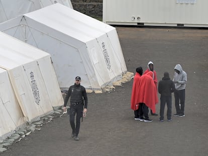 Los migrantes del cayuco rescatado que no han necesitado atención hospitalaria, en el centro de atención temporal para extranjeros (CATE) de San Andrés, este miércoles en El Hierro.