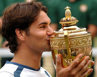 Federer besa el trofeo conquistado el Wimbledon en 2005, de nuevo ante Roddick (6-2, 7-6, 6-4)