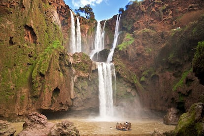 A hora y media de la sofisticada y turística Marraquech el mundo bereber nos envuelve en los sencillos pueblos que se esconden en las montañas del valle de Aït Bou Goumez, muy cerca de los arcoíris que crean las Cascadas de Ouzoud.