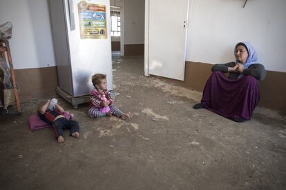 Naciones Unidas estima que el Estado Islámico ha matado más de 5.000 hombres yazidíes. Por su parte, las mujeres eran secuestradas, esclavizadas sexualmente y obligadas a convertirse a la religión musulmana. En la fotografía, una mujer y sus dos hijos en la casa a la que acaban de regresar.