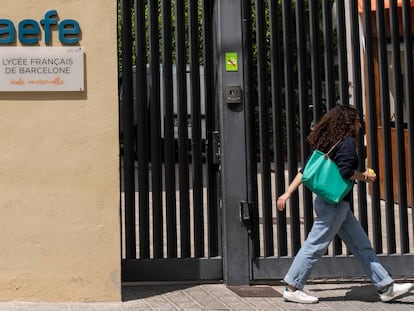 Puerta de entrada del edificio de la Maternelle (educación infantil) del Liceo Francés en Barcelona en abril.