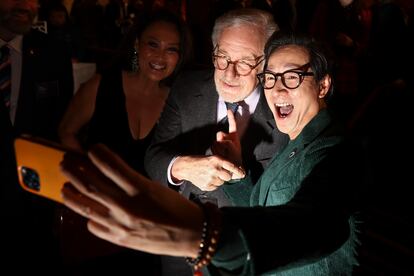 Steven Spielberg y Ke Huy Quan se hacen un selfi en el almuerzo de nominados a los Oscar celebrado en Beverly Hills, el pasado 13 de febrero.  