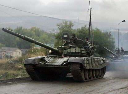 Tanques rusos patrullan la zona de seguridad en territorio georgiano que limita con Osetia del Sur.