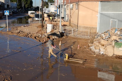 Una persona camina por una calle del polígono de Catarroja (Comunidad Valenciana), este lunes.