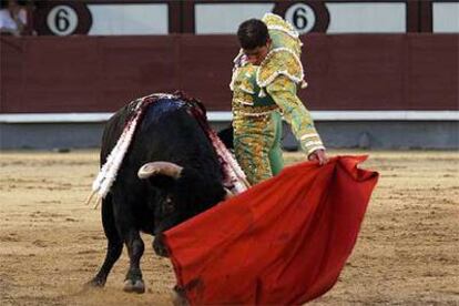 Serafín Marín recibe de capote al primero de su lote.