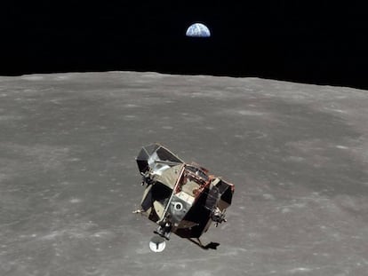 El módulo 'Águila' abandona la Luna con la Tierra al fondo.