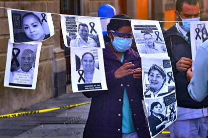 Trabajadores de la salud muestran imágenes de sus colegas muertos por coronavirus en México.