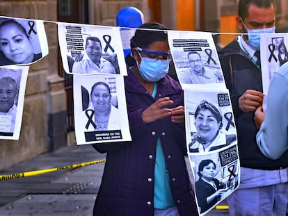 Trabajadores de la salud muestran imágenes de sus colegas muertos por coronavirus en México.