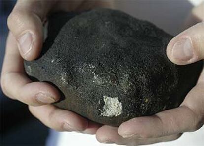 La roca espacial pesa 1,3 kilos.