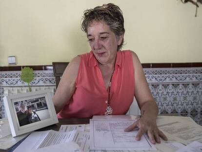 Cristina García posa con una foto junto a su hermano, este jueves en su casa, en Cadalso de los Vidrios (Madrid).