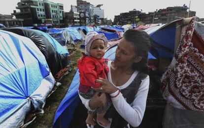 Una superviviente del terremoto posa junto a su hijo en un campamento cerca de Katmand&uacute;, el pasado jueves. 