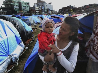 Una superviviente del terremoto posa junto a su hijo en un campamento cerca de Katmand&uacute;, el pasado jueves. 