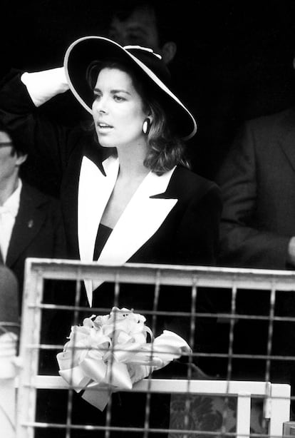 Carolina siguió causando gran sensación los años posteriores gracias a su belleza y elegancia a la hora de vestir. En la imagen, la princesa se encuentra en un evento de Fórmula 1 GP en Mónaco, en el año 1983.
