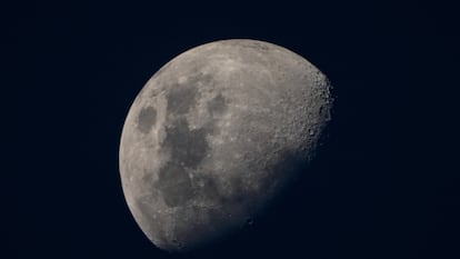 Una luna creciente en el cielo de Colombo, Sri Lanka, el 19 de marzo de 2024.