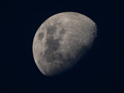 Una luna creciente en el cielo de Colombo, Sri Lanka, el 19 de marzo de 2024.
