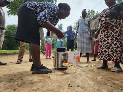 Unas mujeres prueban una olla eficiente en Kenia.