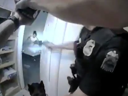 Captura de la cámara corporal del arresto de Donovan Lewis el 30 de agosto de 2022.