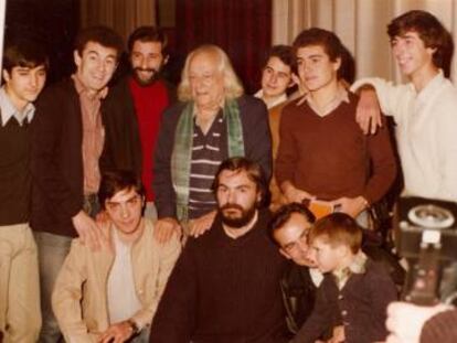 Rafael Alberti, en el centro, durante un acto en la ULA en 1978.