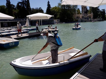 Un operario desinfecta una de las barcas del parque del Retiro, en Madrid, esta semana.