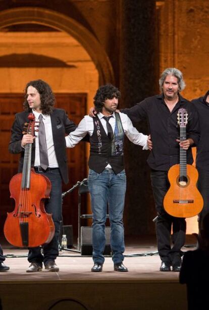 El violinista Fahmi Alqhai (izquierda) y el cantaor Arcángel (derecha), en Granada.